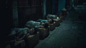 أطفال الشوارع في مانيلا… كيف يعيشون؟ وما هو يومهم؟